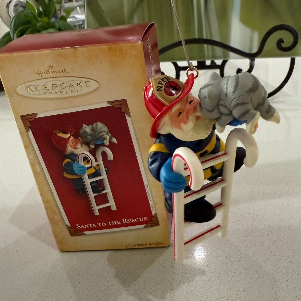 HALLMARK Fireman Keepsake Santa to the Rescue 2004